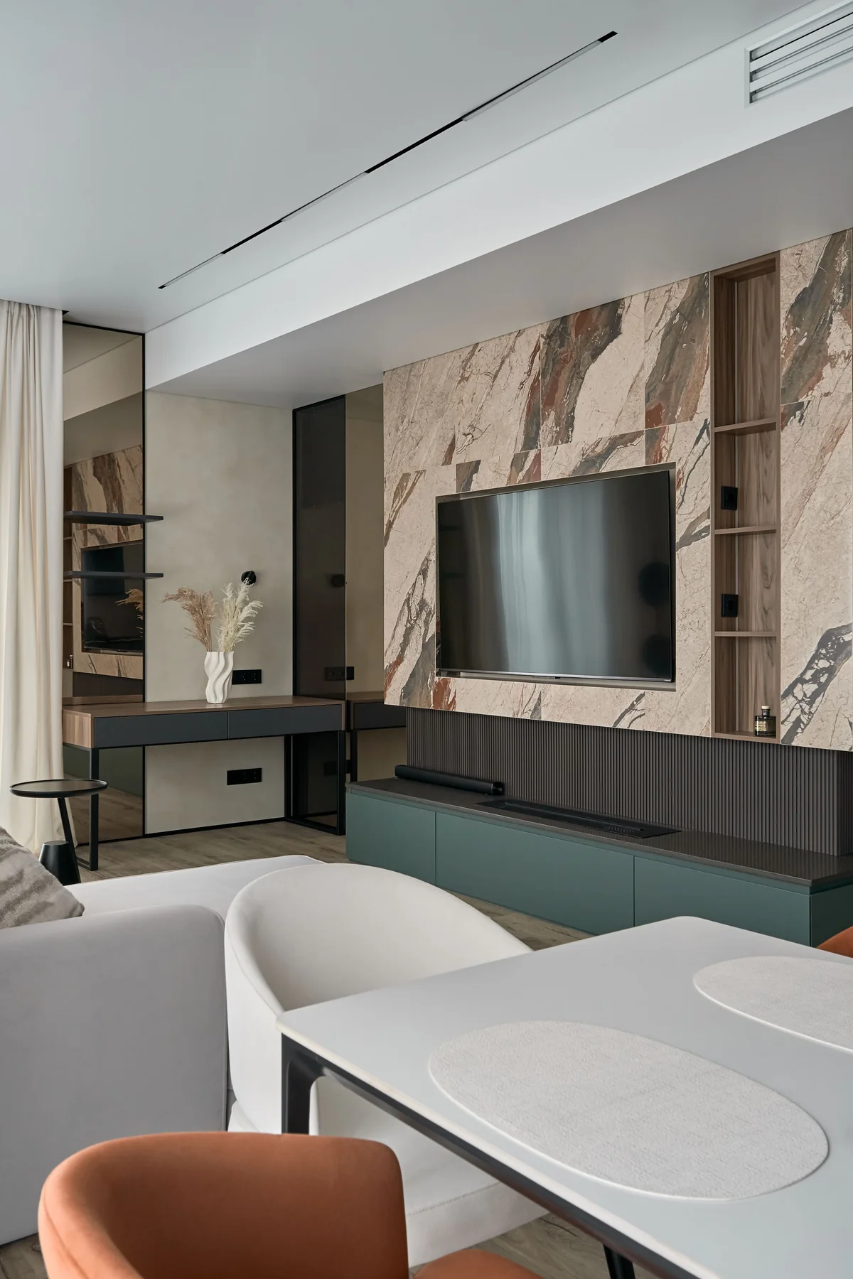 Фото ТВ-стены после сдачи квартиры 56 м²